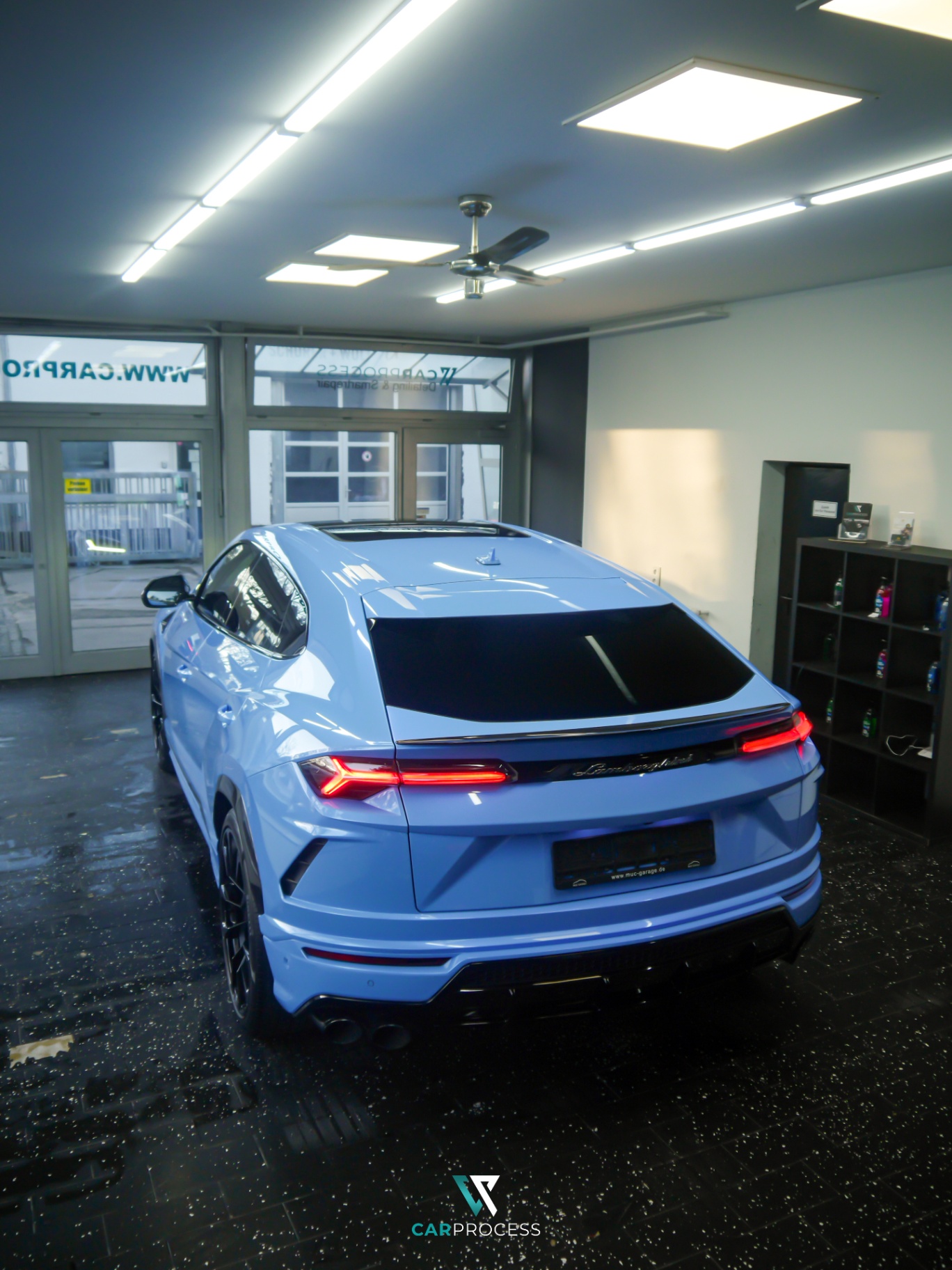 Lamborghini Urus in Hellblau von hinten im CarProcess Atelier