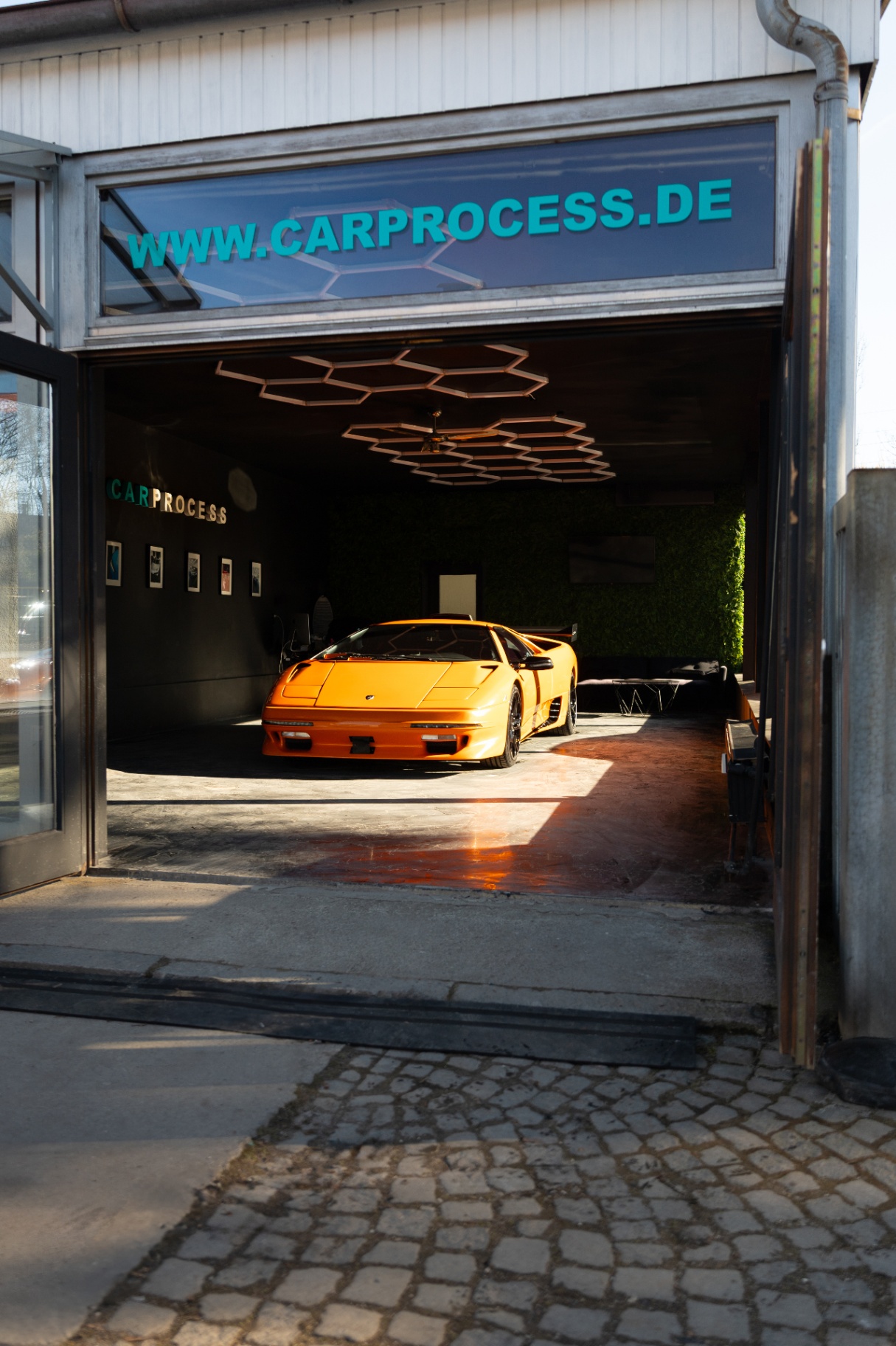 CarProcess Atelier Eingang mit Lamborghini Diablo