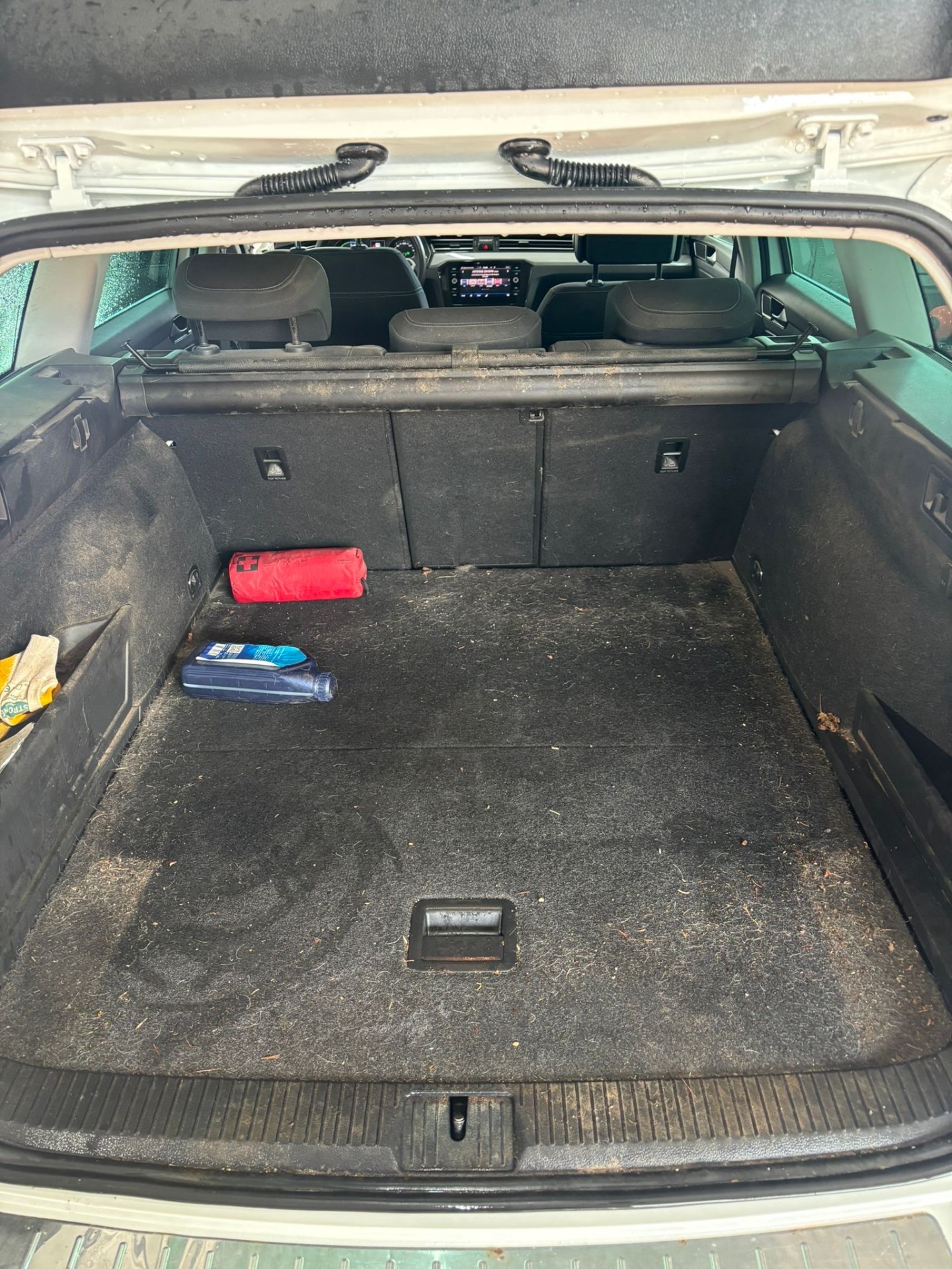VW Passat Variant · Kofferraum — vor der Aufbereitung