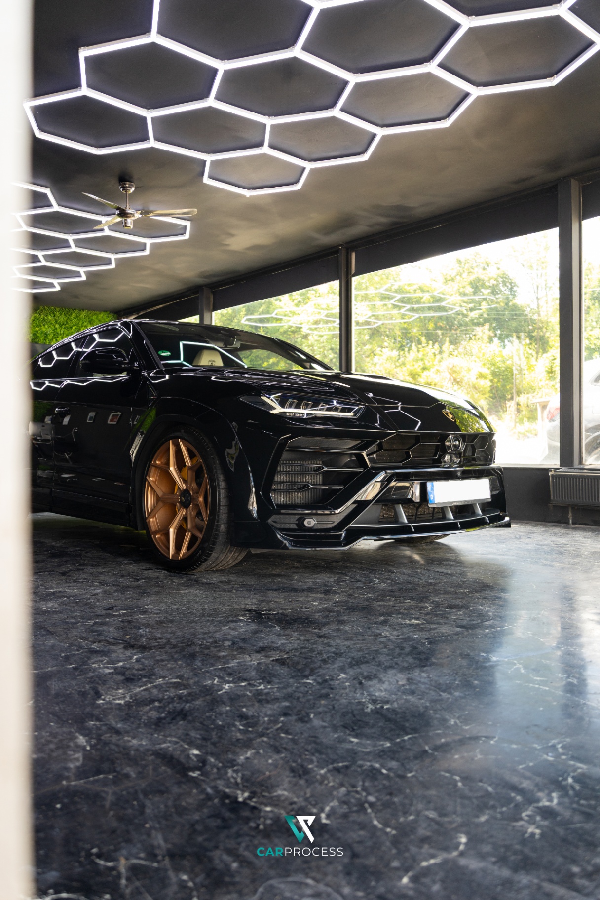 Lamborghini Urus im CarProcess Atelier unter Hexagon-Beleuchtung