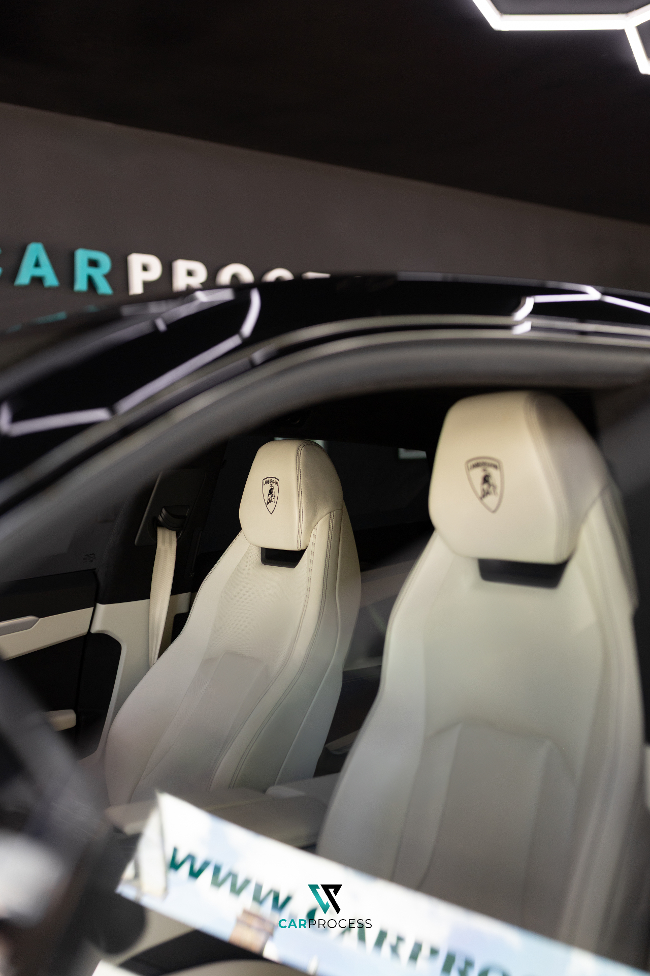 Weißes Lamborghini Leder Interior nach Deep Clean