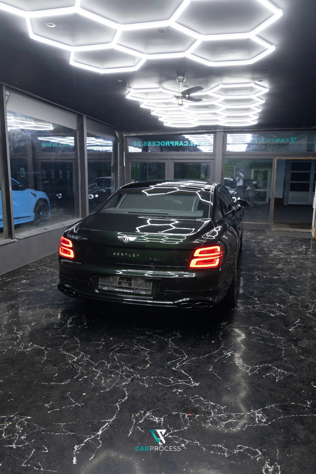 Bentley Flying Spur mit Hexagon-Reflexion im Show-Room