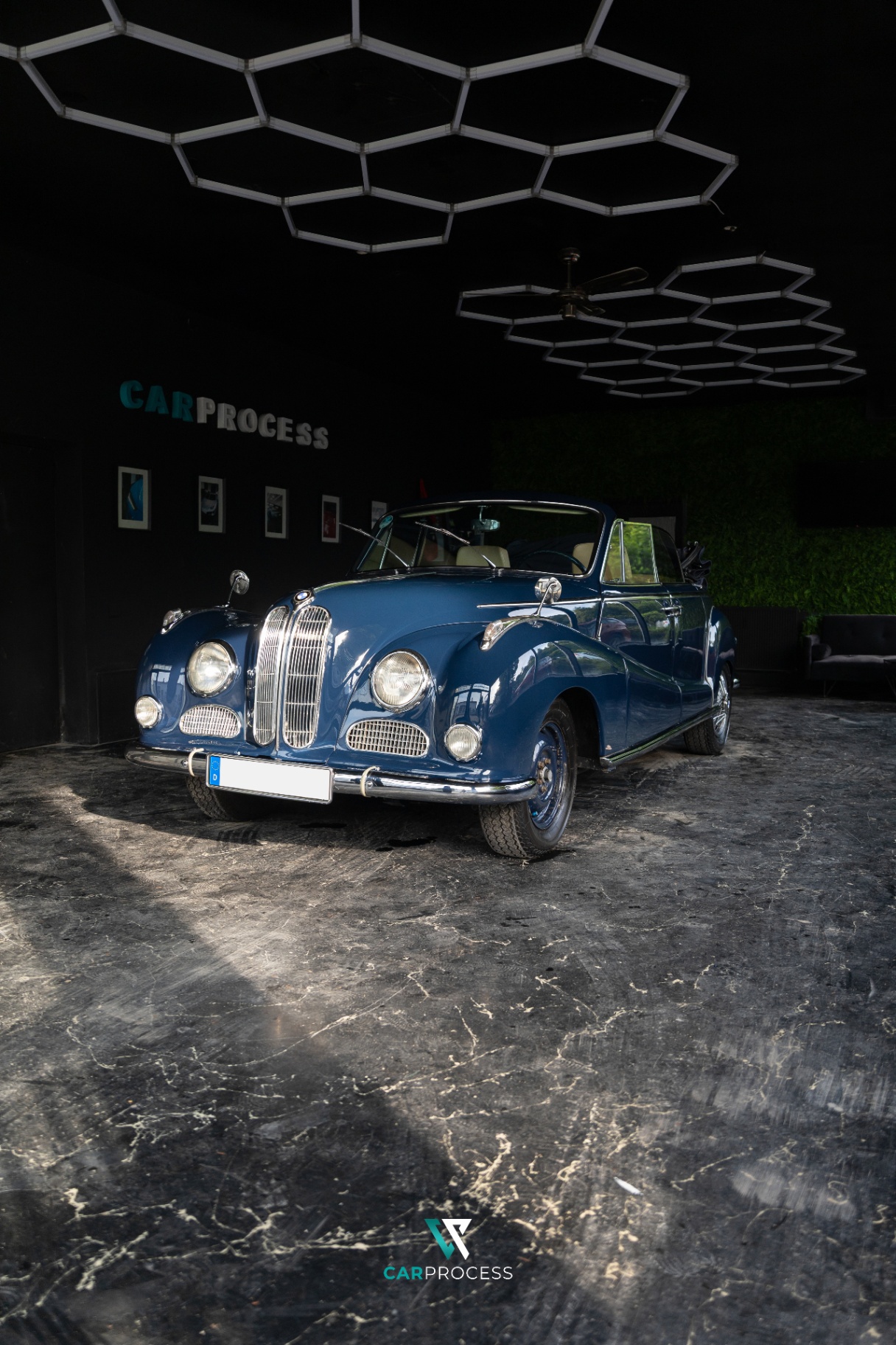 BMW 502 V8 Cabrio unter Hexagon-Beleuchtung im CarProcess Atelier