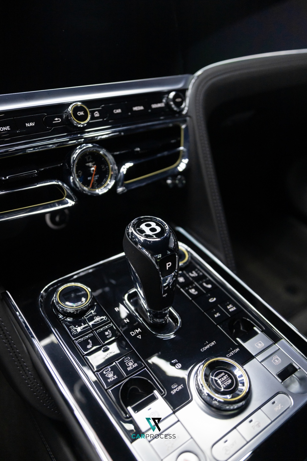 Bentley Cockpit Detail — Chrom und Leder aufbereitet