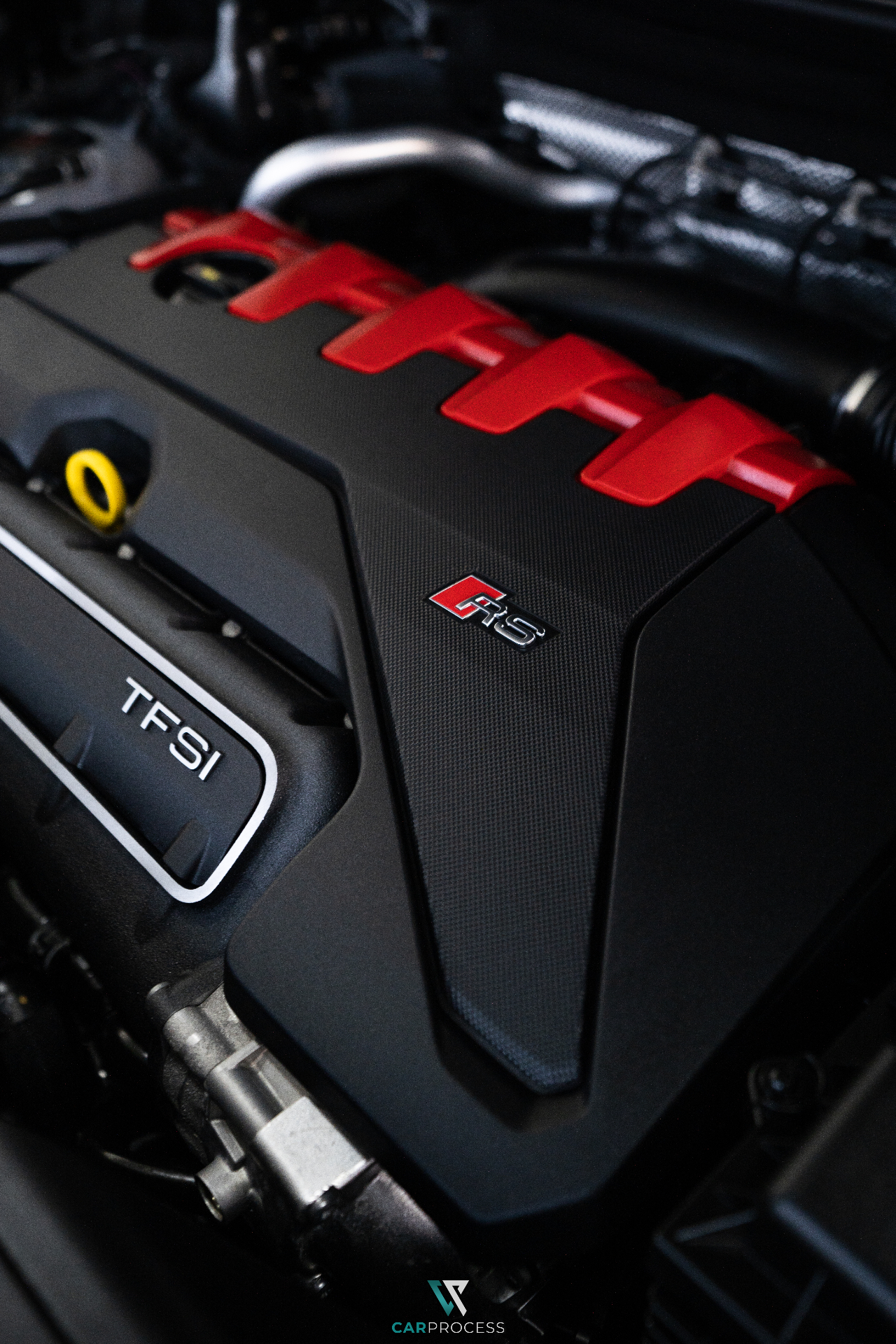 Audi RS TFSI Motor Detail mit rotem Ventildeckel